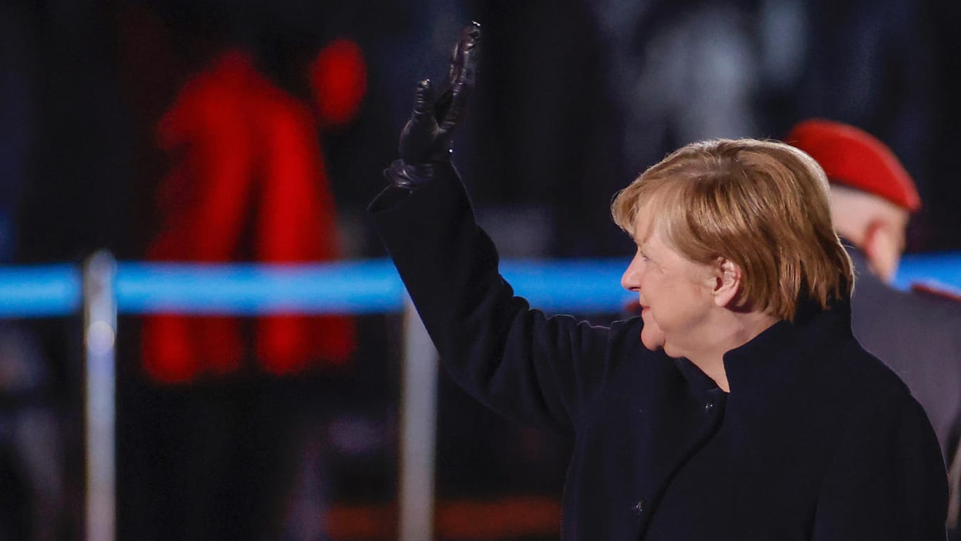 Angela Merkel wurde beim Großen Zapfenstreich verabschiedet. Viele waren mit ihrer Kanzlerschaft zufrieden, viele andere nicht.
