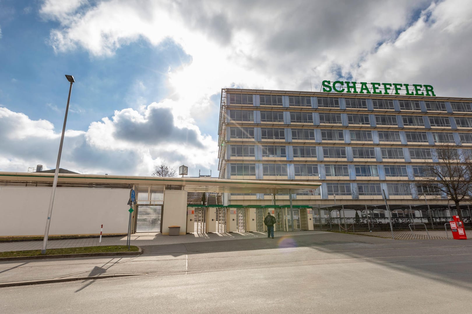 Die Schaeffler-Zentrale in Herzogenaurach (Symbolbild): Der Autozulieferer will sich stärker auf Elektromobilität ausrichten, das bedeutet das Aus für den Verbrenner-Standort Luckenwalde.