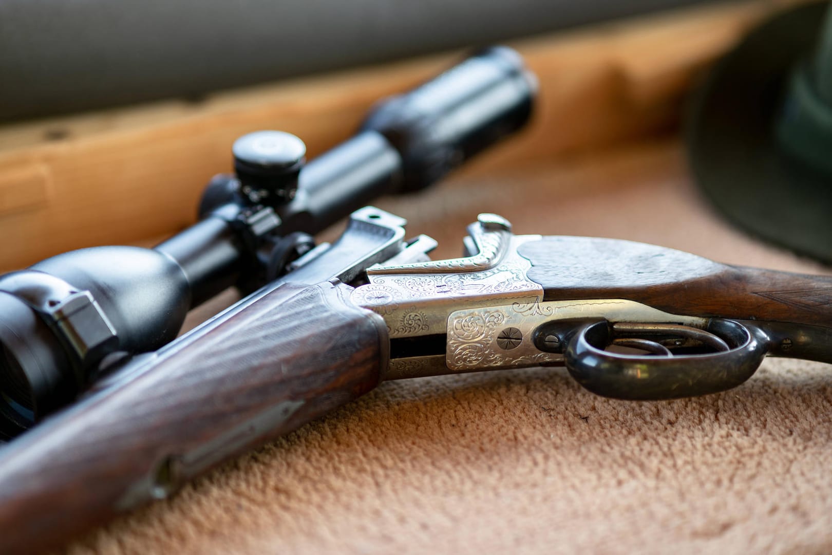 Ein Jagdgewehr mit geöffneten Patronenlauf (Symbolbild): Bereits 2009 und Ende 2017/Anfang 2018 hatten Bürger die Gelegenheit, illegale Waffen straffrei abzugeben.