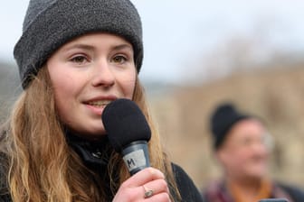 Luisa Neubauer bei einem Streik von "Fridays For Future": Die Aktivistin wurde bei dem Prozess von der Organisation Hate Aid unterstützt.