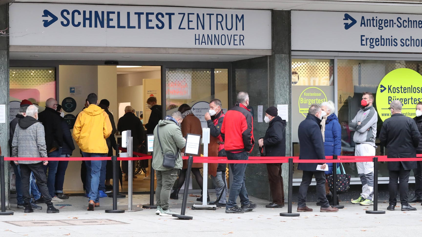 Lange Schlangen vor einem Corona-Testzentrum in Hannover. (Symbolbild) Die Testpflicht in der Gastro, bei Veranstaltungen und beim Sport fällt bald weg – wenn man geboostert ist.