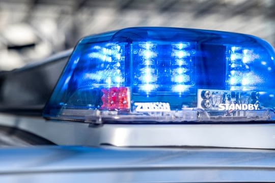 Blaulicht an einem Polizeiwagen: In einer Führungsposition soll der Beschuldigte Geld beschafft haben. (Symbolfoto)