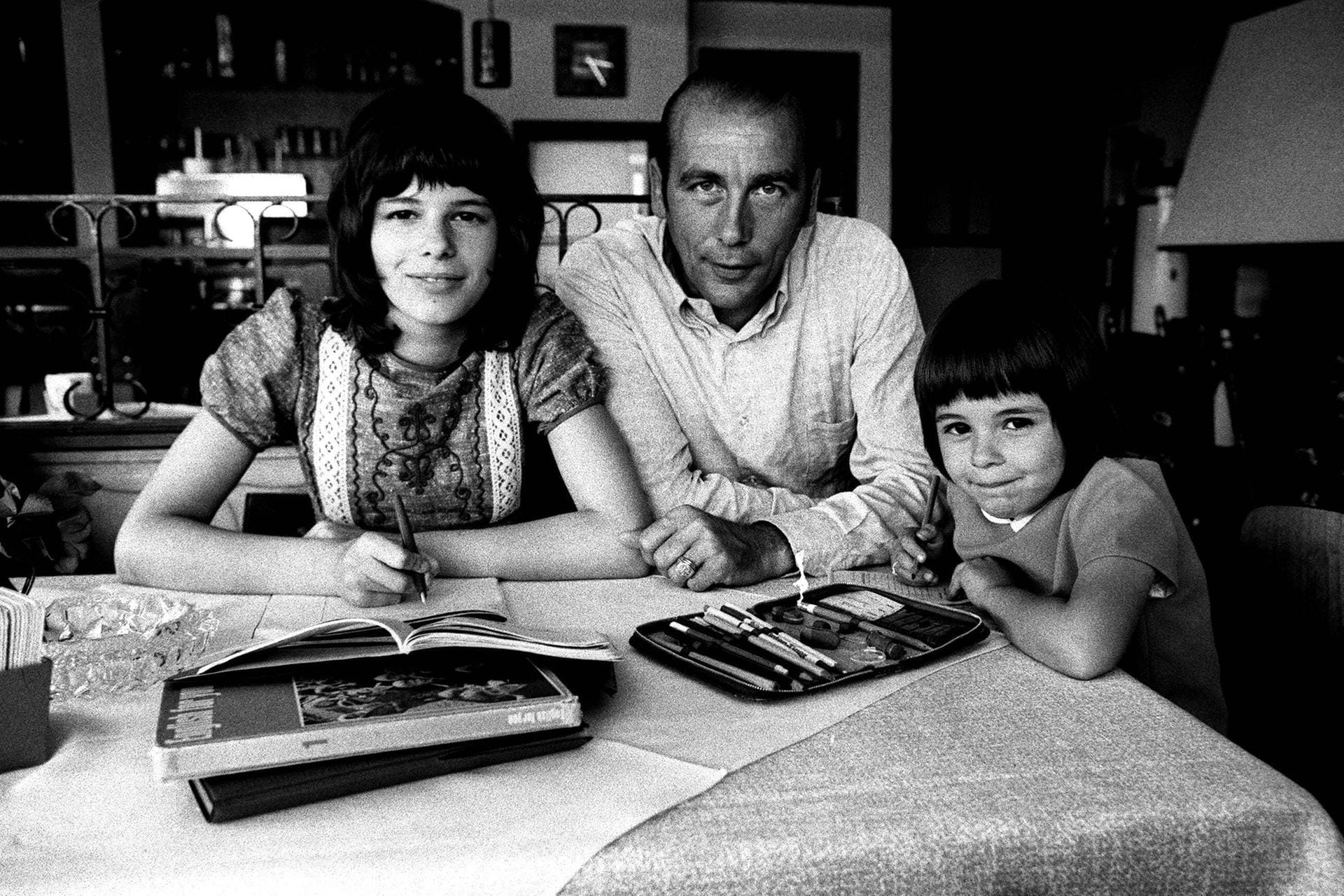 Seine Familie war Eckel immer sehr wichtig. In diesem Bild von 1973 hilft er seinen Töchtern Susanne und Dagmar bei den Hausaufgaben. 1957 heiratete er seine Frau Hannelore. Trauzeuge damals: Fritz Walter.