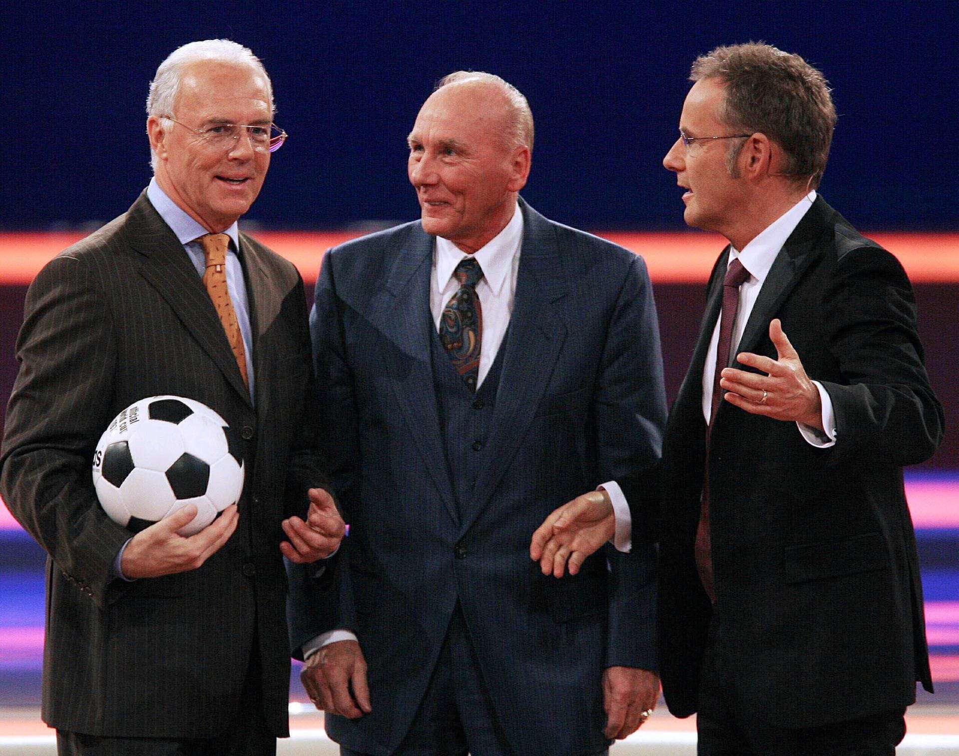 Auch für die Weltmeisterschaft 2006 in Deutschland engagierte sich Eckel (M., hier bei der WM-Auslosung neben Franz Beckenbauer und Moderator Reinhold Beckmann) als WM-Botschafter der Stadt Kaiserslautern.