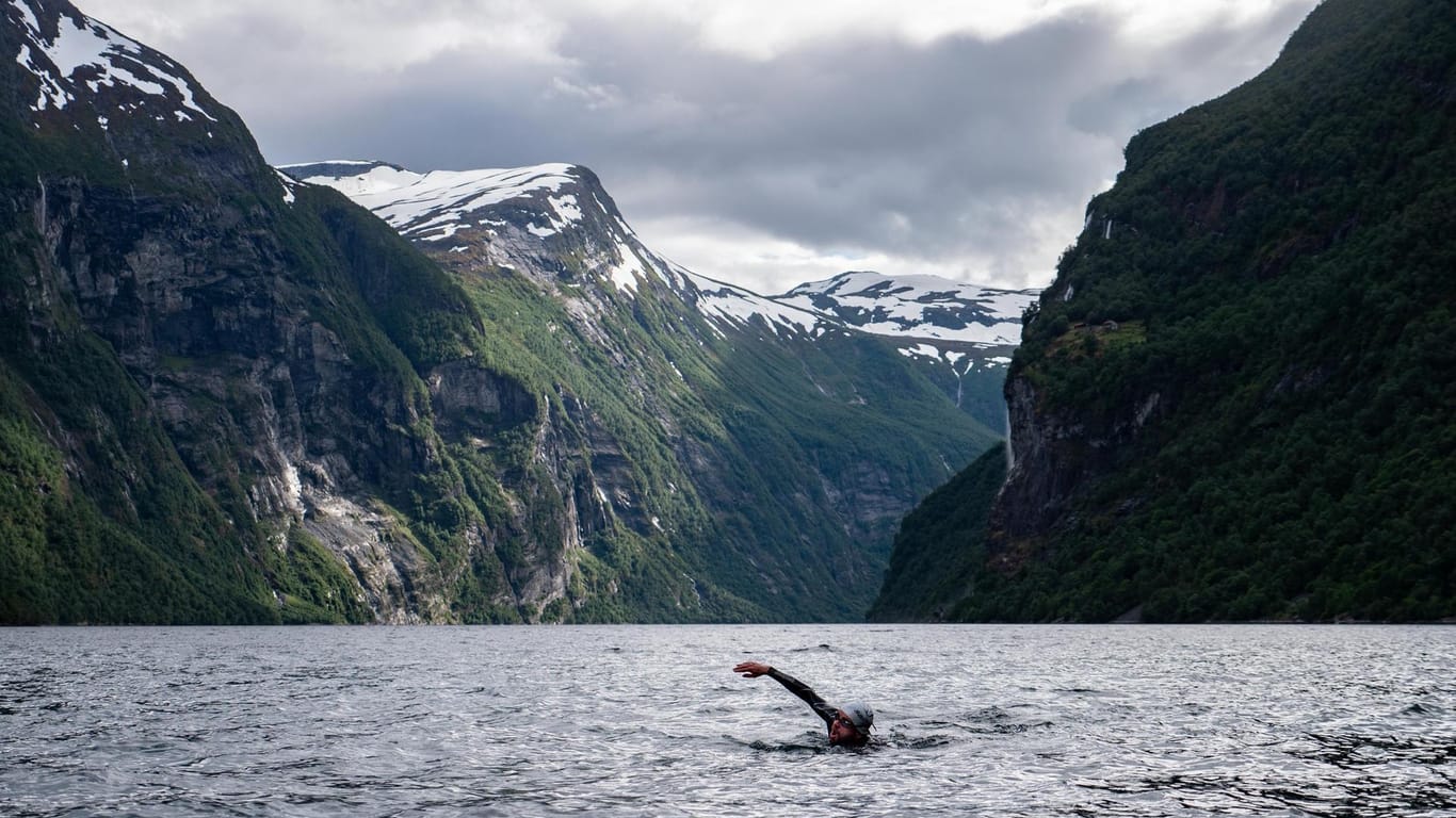 Jonas Deichmann Schwimmvorbereitungen in Norwegen: Schwimmen ist die Disziplin, die er am wenigsten mochte.