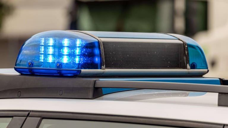 Streifenwagen mit Blaulicht (Symbolbild): Die Polizei hatte seit April gegen den Mann ermittelt.