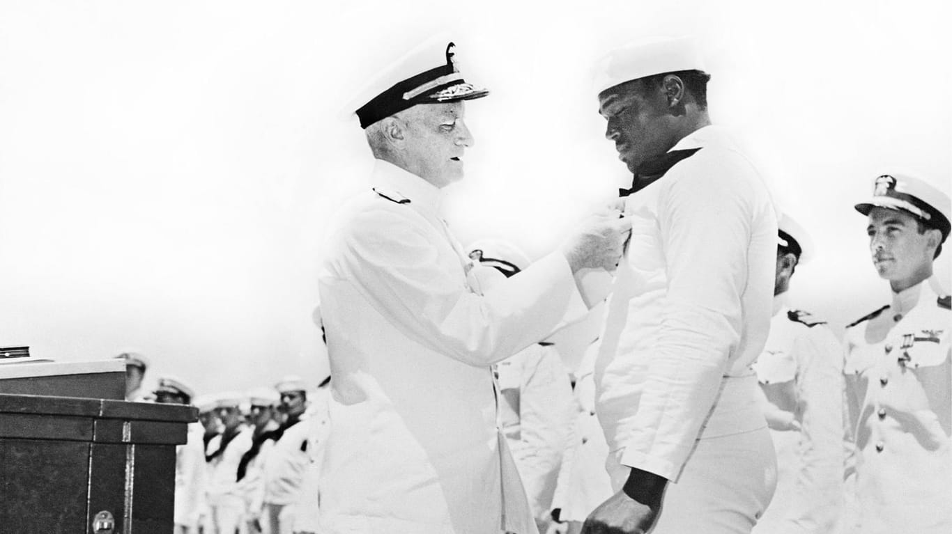 Doris "Dorie" Miller: Der Held von Pearl Harbor erhielt das Navy Cross von Admiral Chester W. Nimitz.