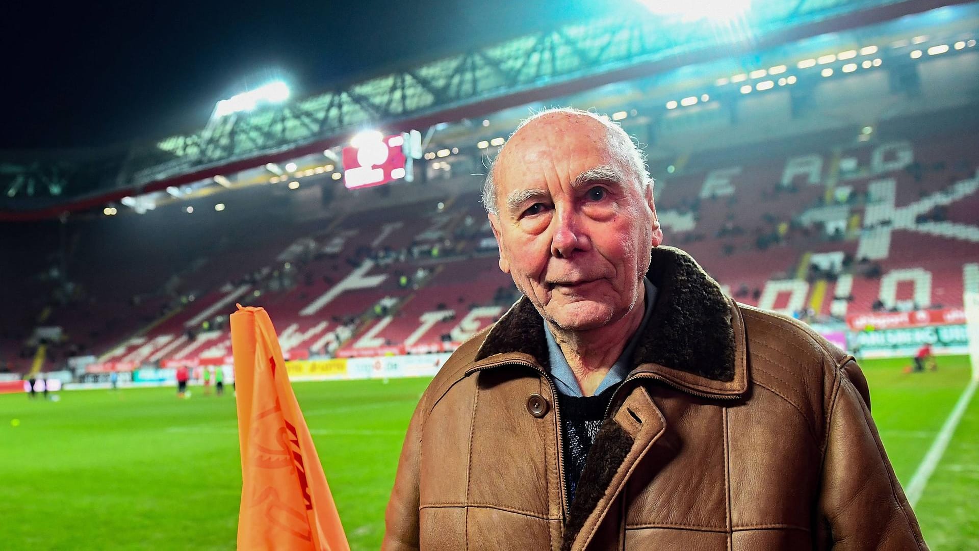 Horst Eckel auf dem Betzenberg: Der Weltmeister von 1954 war über Jahrzehnte regelmäßiger Gast bei den Heimspielen des 1. FC Kaiserslautern.