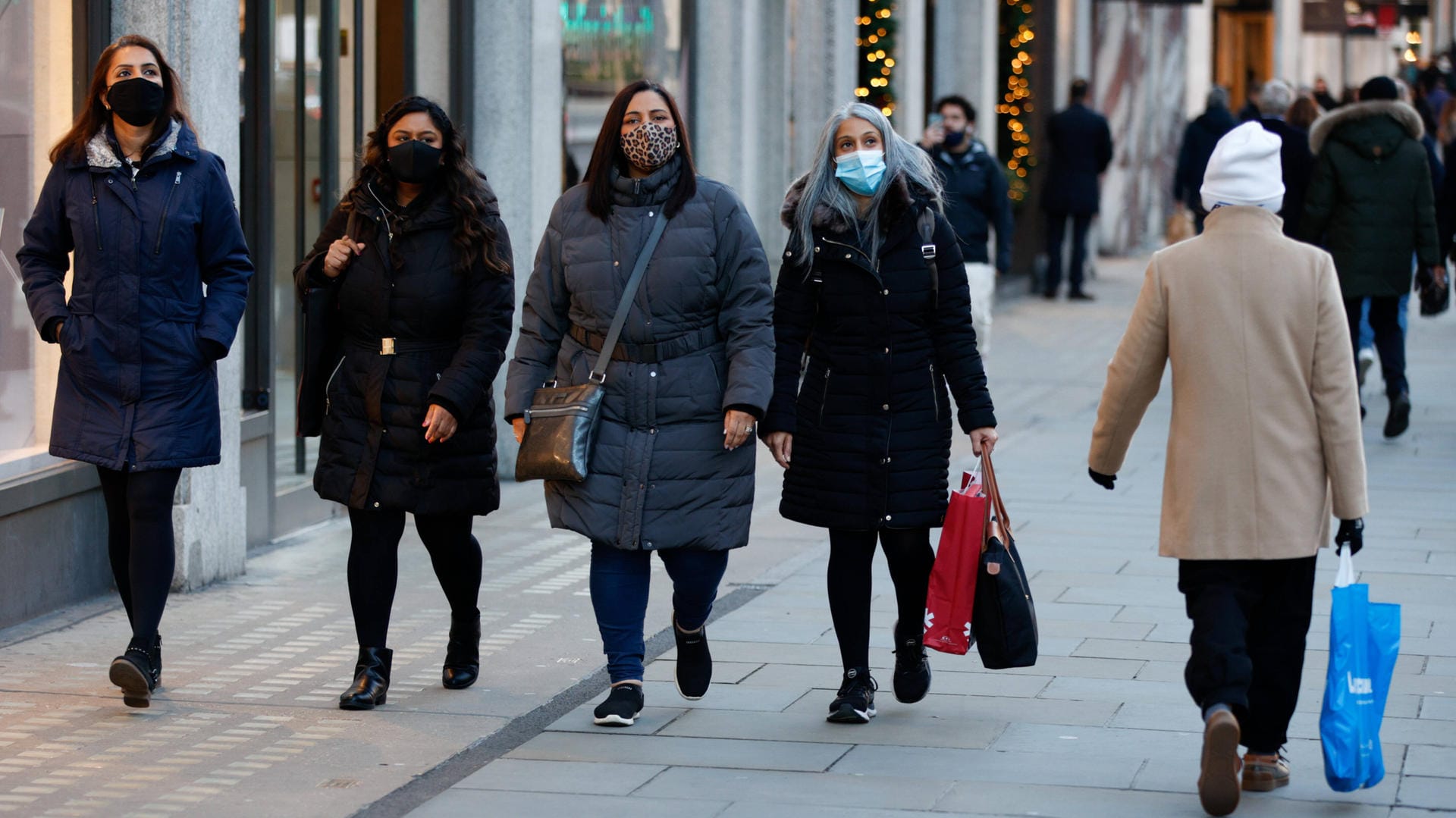 Shoppingtour in einer deutschen Innenstadt: Im Einzelhandel gilt in vielen Bundesländern neuerdings die 2G-Regel. (Symbolbild)