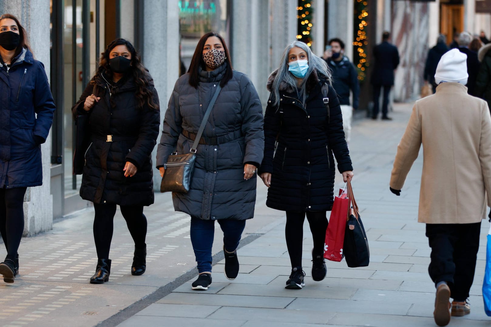 Shoppingtour in einer deutschen Innenstadt: Im Einzelhandel gilt in vielen Bundesländern neuerdings die 2G-Regel. (Symbolbild)