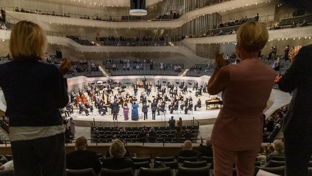 Konzert mit coronabedingt reduziertem Publikum in der Hamburger Elbphilharmonie. Konzert mit coronabedingt reduziertem Publikum in der Hamburger Elbphilharmonie.