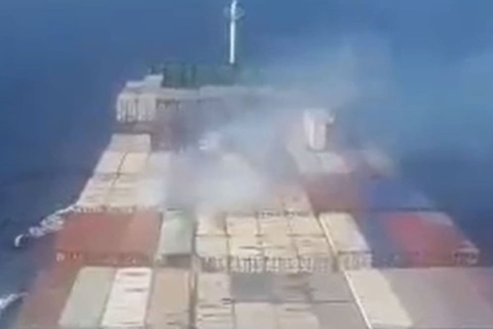 Rauchwolke an Bord der heutigen "Daisy": Im März erschütterte eine Explosion den iranischen Frachter.