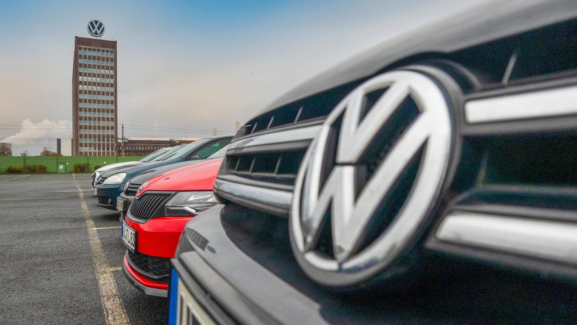 Fahrzeuge vor der Firmenzentrale in Wolfsburg (Symbolbild): Die Chipkrise erschwert die Arbeit in den VW-Werken.