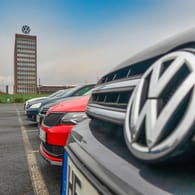 Fahrzeuge vor der Firmenzentrale in Wolfsburg (Symbolbild): Die Chipkrise erschwert die Arbeit in den VW-Werken.