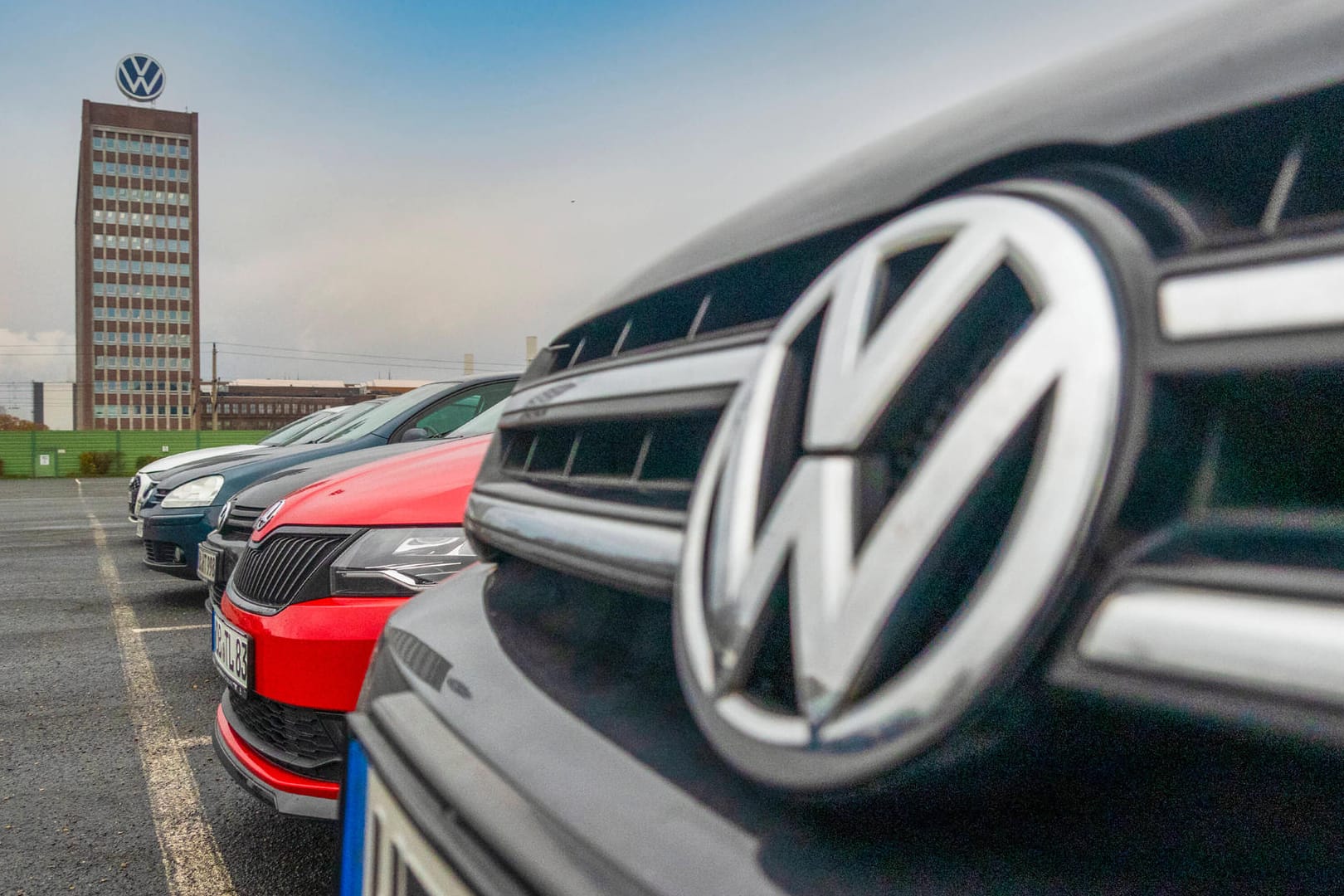 Fahrzeuge vor der Firmenzentrale in Wolfsburg (Symbolbild): Die Chipkrise erschwert die Arbeit in den VW-Werken. Fahrzeuge vor der Firmenzentrale in Wolfsburg (Symbolbild): Die Chipkrise erschwert die Arbeit in den VW-Werken.