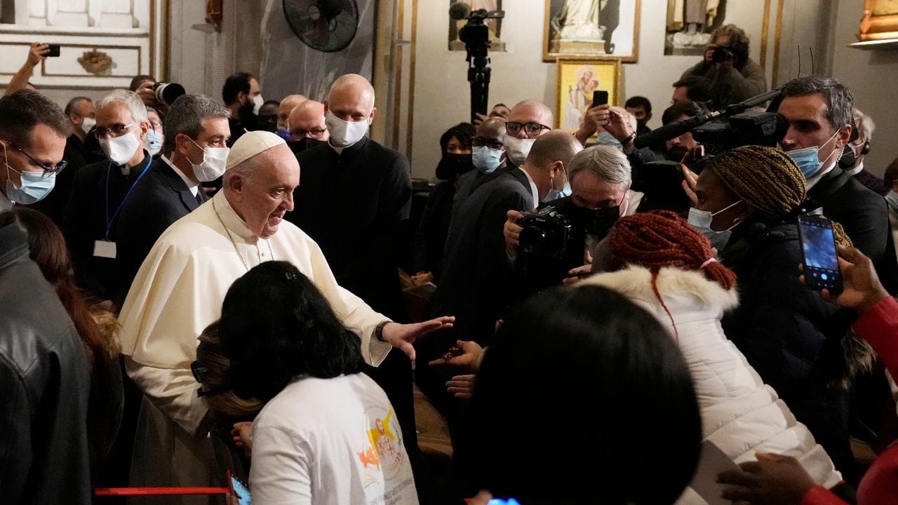 Papst Franziskus grüßt die Gläubigen am Ende eines ökumenischen Gebets mit Migranten in der Pfarrkirche des Heiligen Kreuzes.