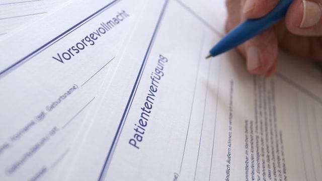 Beispiel Vorsorgevollmacht und Patientenverfügung: In einer Vollmacht sollte immer genau beschrieben werden, zu welchem Zweck die bevollmächtigte Person ihre Befugnisse überhaupt nutzen darf. Beispiel Vorsorgevollmacht und Patientenverfügung: In einer Vollmacht sollte immer genau beschrieben werden, zu welchem Zweck die bevollmächtigte Person ihre Befugnisse überhaupt nutzen darf.