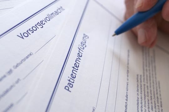 Beispiel Vorsorgevollmacht und Patientenverfügung: In einer Vollmacht sollte immer genau beschrieben werden, zu welchem Zweck die bevollmächtigte Person ihre Befugnisse überhaupt nutzen darf. Beispiel Vorsorgevollmacht und Patientenverfügung: In einer Vollmacht sollte immer genau beschrieben werden, zu welchem Zweck die bevollmächtigte Person ihre Befugnisse überhaupt nutzen darf.