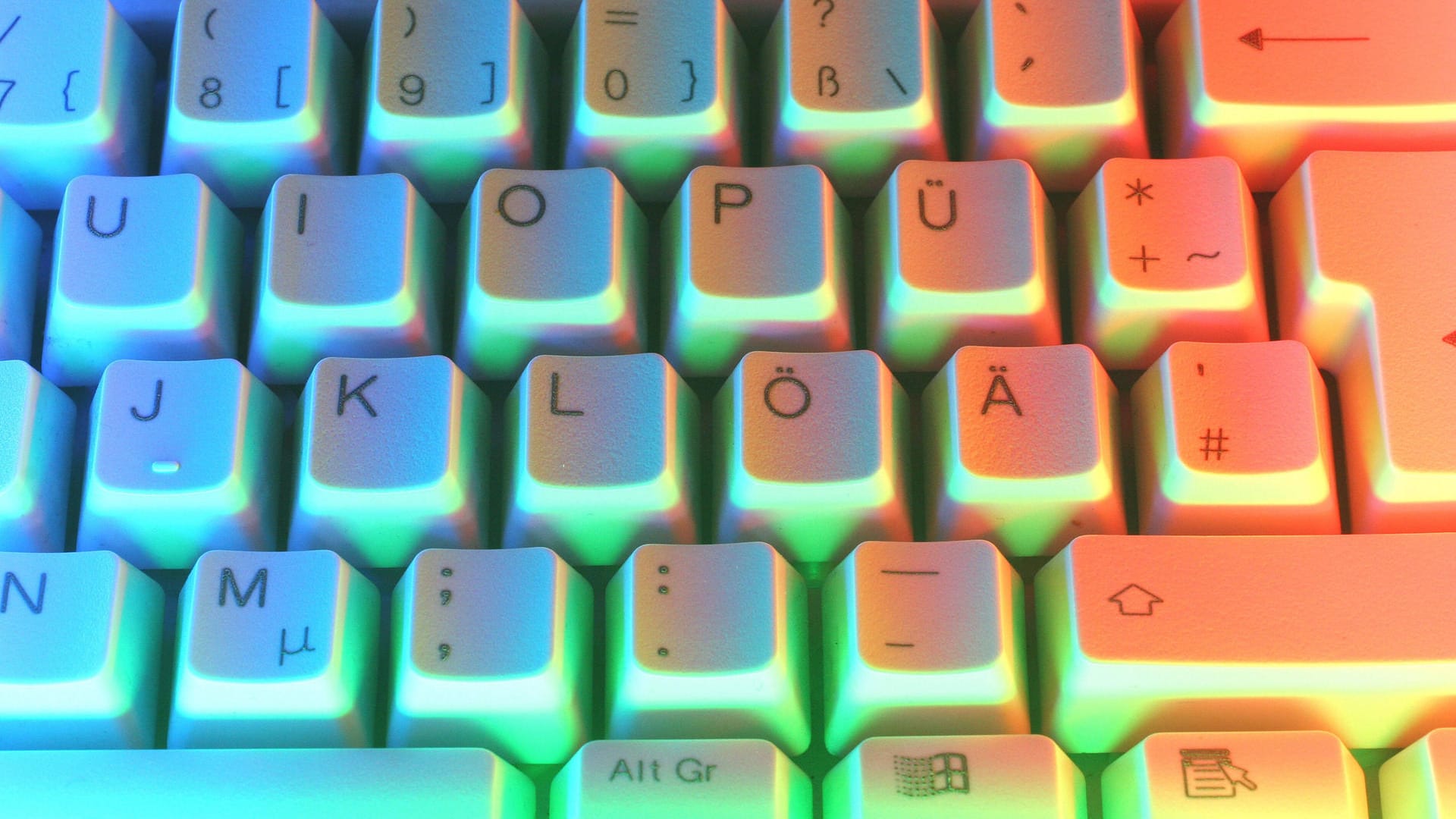 Computertastatur in buntem Licht (Symbolbild): Die Polizei täuschte einen Termin vor, um einen der Männer festzunehmen. Auch ein weiterer konnte festgenommen werden. Computertastatur in buntem Licht (Symbolbild): Die Polizei täuschte einen Termin vor, um einen der Männer festzunehmen. Auch ein weiterer konnte festgenommen werden.