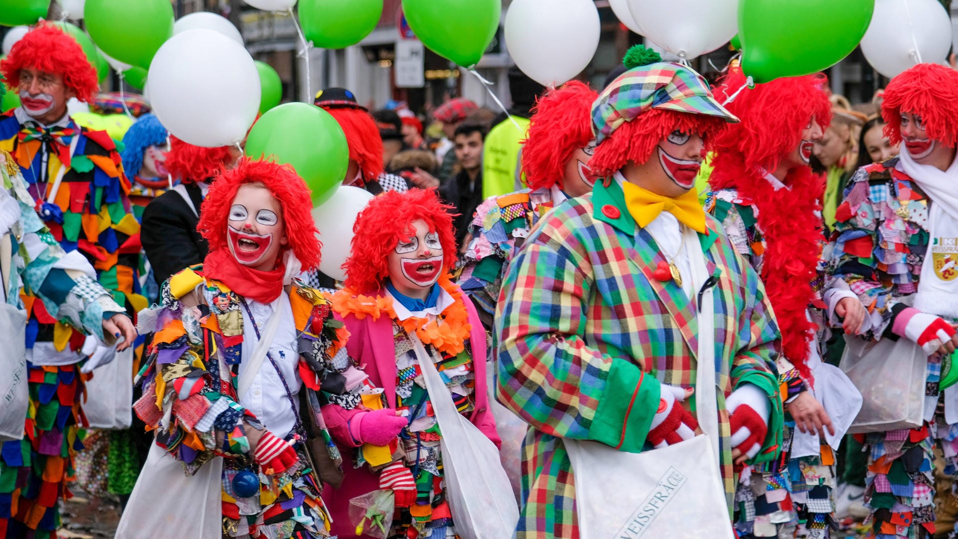 Rosenmontagszug in Düsseldorf (Archivbild): Die Düsseldorfer Jecken hatten lange um einen Ausweichtermin gerungen. Rosenmontagszug in Düsseldorf (Archivbild): Die Düsseldorfer Jecken hatten lange um einen Ausweichtermin gerungen.