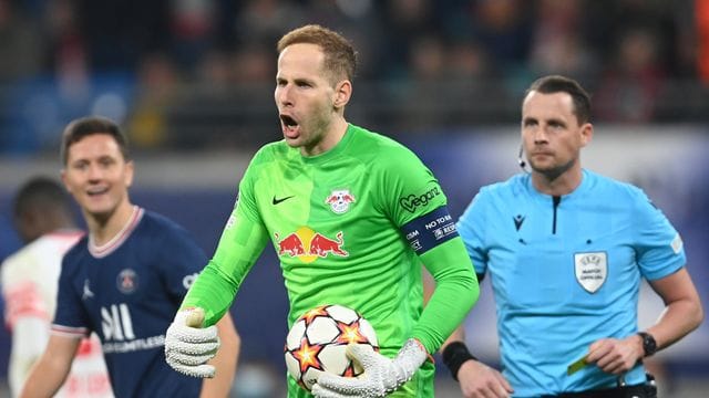 Steht nach seiner Corona-Infektion wieder bei RB Leipzig im Tor. Steht nach seiner Corona-Infektion wieder bei RB Leipzig im Tor.