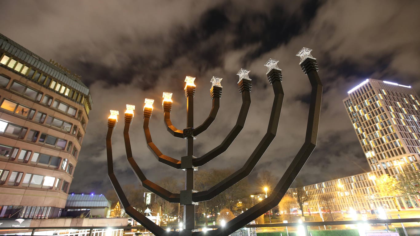 Ein Chanukka-Kerzenleuchter, hier in Dortmund (Archivbild): Die Polizei will nun ermitteln, ob es sich um eine bewusst antisemitische Handlung handelt.