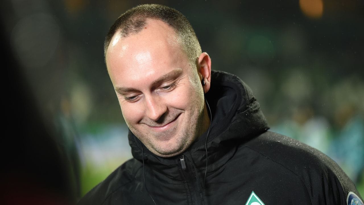 Werder Bremens neuer Trainer Ole Werner kann sich über einen klaren Sieg gegen Aue freuen.