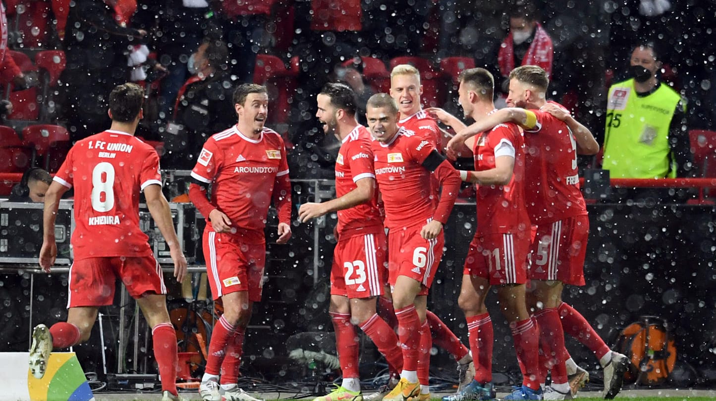Unioner Jubeltraube: Die Berliner freuen sich über den Treffer zum 2:1 durch Timo Baumgartl (4. v. r.). Unioner Jubeltraube: Die Berliner freuen sich über den Treffer zum 2:1 durch Timo Baumgartl (4. v. r.).