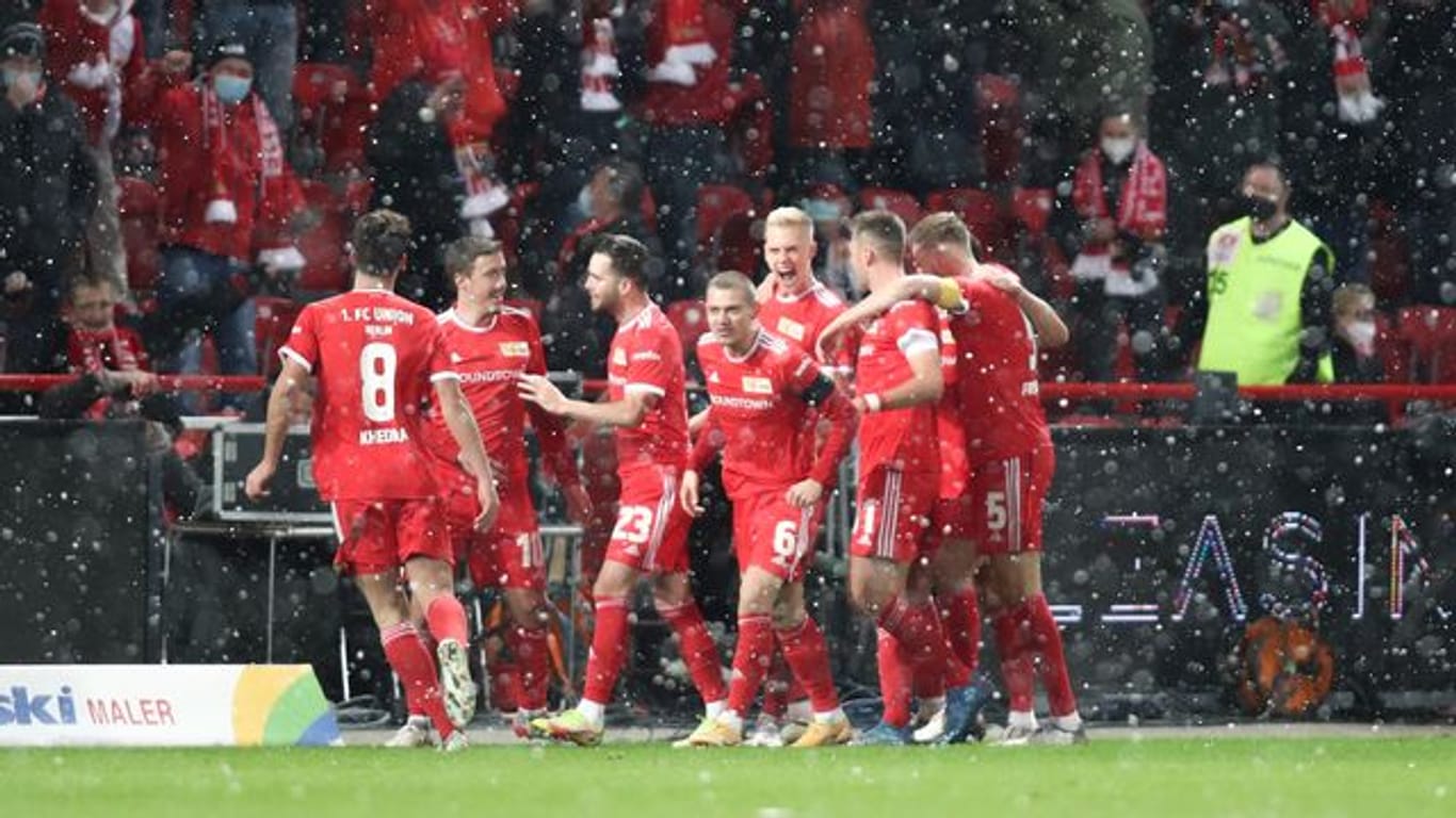 Jubel bei Schneefall im Stadion An der Alten Försterei: Die Spieler von Union Berlin feiern das 2:1 gegen RB Leipzig.