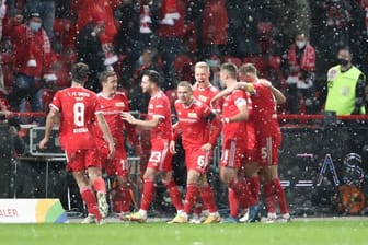 Jubel bei Schneefall im Stadion An der Alten Försterei: Die Spieler von Union Berlin feiern das 2:1 gegen RB Leipzig.
