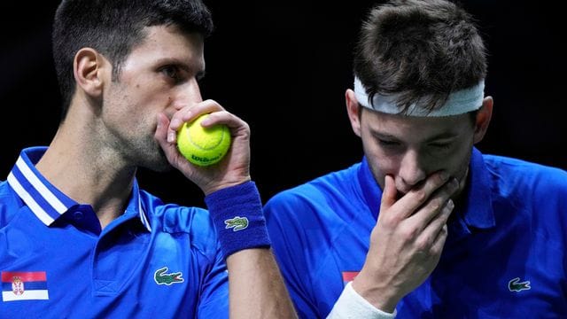 Hat das Doppel gegen Kroatien verloren: Der Serbe Novak Djokovic (l) flüstert mit seinem Teamkollegen Filip Krajnovic. Hat das Doppel gegen Kroatien verloren: Der Serbe Novak Djokovic (l) flüstert mit seinem Teamkollegen Filip Krajnovic.