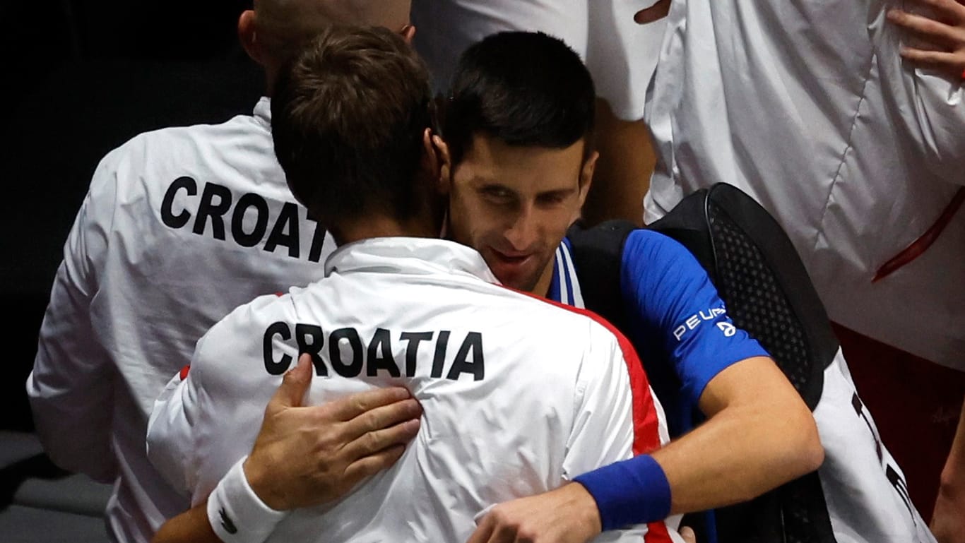 Novak Djokovic gratuliert einem kroatischen Spieler zum Sieg im Davis-Cup-Halbfinale.
