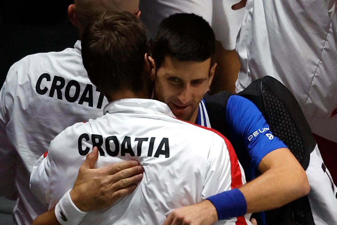 Novak Djokovic gratuliert einem kroatischen Spieler zum Sieg im Davis-Cup-Halbfinale.