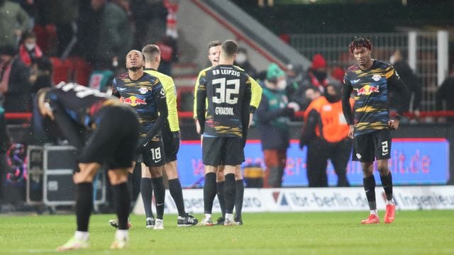 Die Leipziger haben ihre dritte Niederlage in Serie kassiert und lassen die Köpfe hängen. Die Leipziger haben ihre dritte Niederlage in Serie kassiert und lassen die Köpfe hängen.