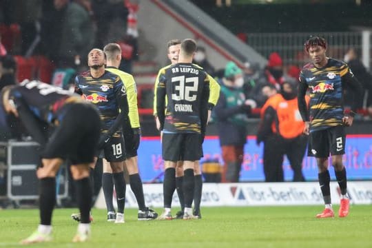 Die Leipziger haben ihre dritte Niederlage in Serie kassiert und lassen die Köpfe hängen.