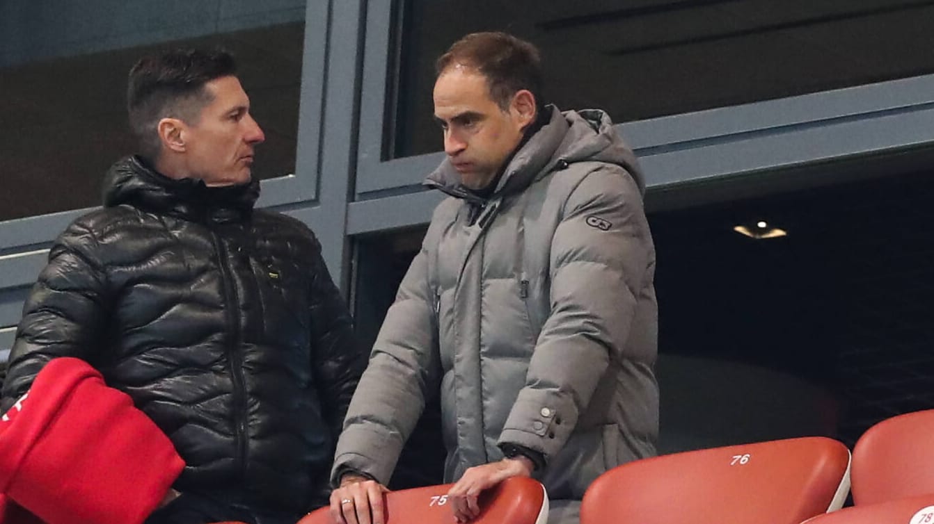 Bedient: RB-Boss Oliver Mintzlaff (r.) ist mit den aktuellen Leistungen seines Teams überhaupt nicht zufrieden. Bedient: RB-Boss Oliver Mintzlaff (r.) ist mit den aktuellen Leistungen seines Teams überhaupt nicht zufrieden.