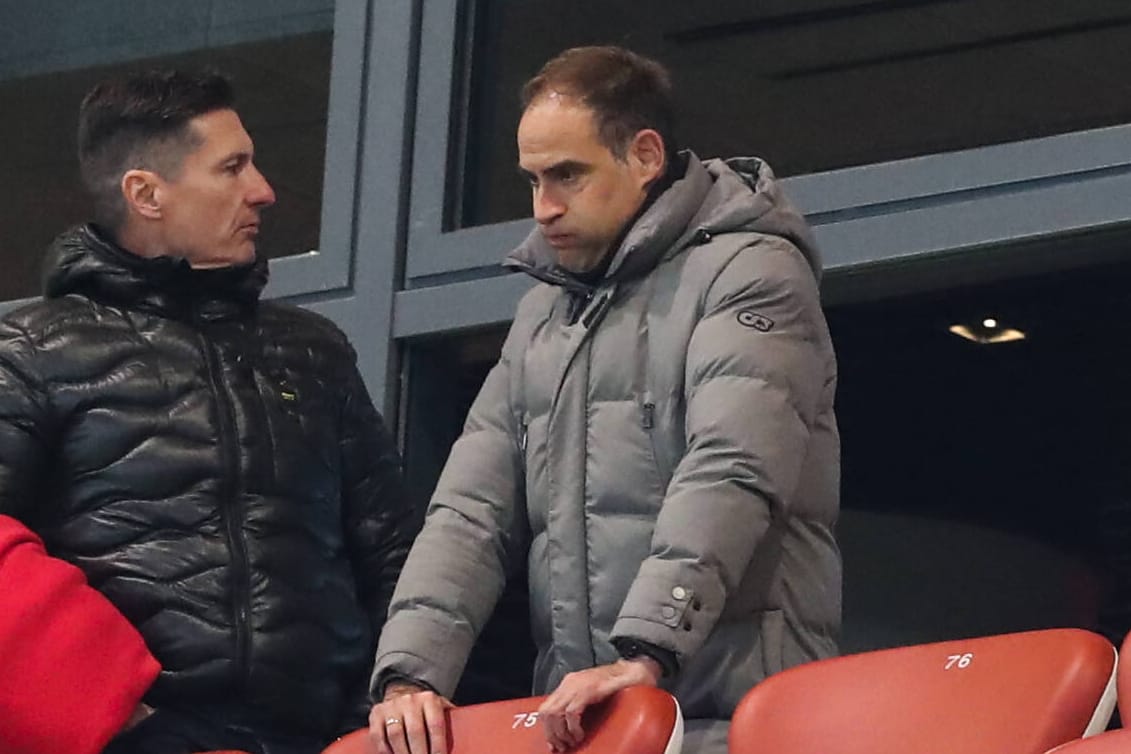 Bedient: RB-Boss Oliver Mintzlaff (r.) ist mit den aktuellen Leistungen seines Teams überhaupt nicht zufrieden.