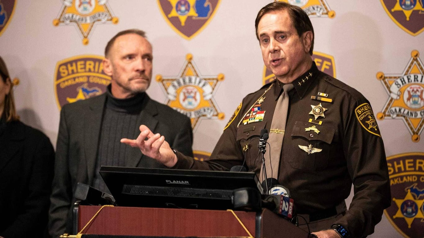 Sheriff Michael Bouchard bei einer Pressekonferenz (Archivbild): Die Polizei sucht jetzt nach den Eltern des mutmaßlichen Täters.