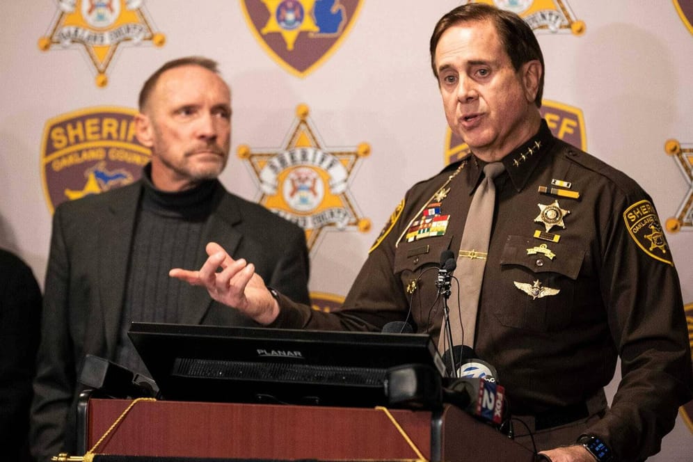 Sheriff Michael Bouchard bei einer Pressekonferenz (Archivbild): Die Polizei sucht jetzt nach den Eltern des mutmaßlichen Täters.
