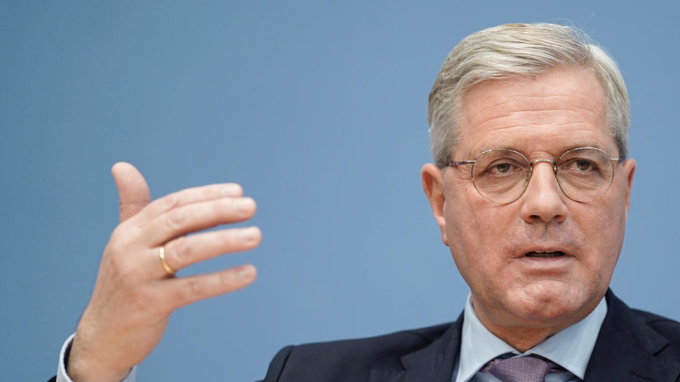 Norbert Röttgen gestikuliert bei einer Pressekonferenz (Archivbild): Der CDU-Politiker will auch die Parteimitglieder bei der Kanzlerkandidatur abstimmen lassen.