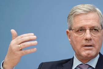 Norbert Röttgen gestikuliert bei einer Pressekonferenz (Archivbild): Der CDU-Politiker will auch die Parteimitglieder bei der Kanzlerkandidatur abstimmen lassen.