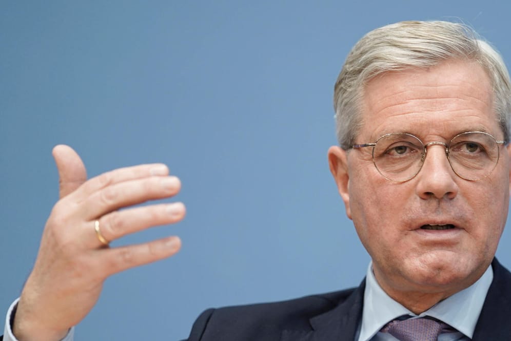 Norbert Röttgen gestikuliert bei einer Pressekonferenz (Archivbild): Der CDU-Politiker will auch die Parteimitglieder bei der Kanzlerkandidatur abstimmen lassen.