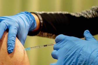 Pflegepersonal gibt eine Corona-Impfung in den Arm (Symbolbild): In Italien versuchte ein Mann, die Mediziner hereinzulegen.