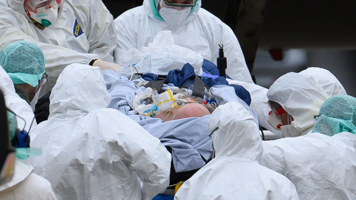 Ein Corona-Patient wird auf eine andere Intensivstation verlegt (Archivbild): Die bundesweite Inzidenz steigt weiter an. Ein Corona-Patient wird auf eine andere Intensivstation verlegt (Archivbild): Die bundesweite Inzidenz steigt weiter an.