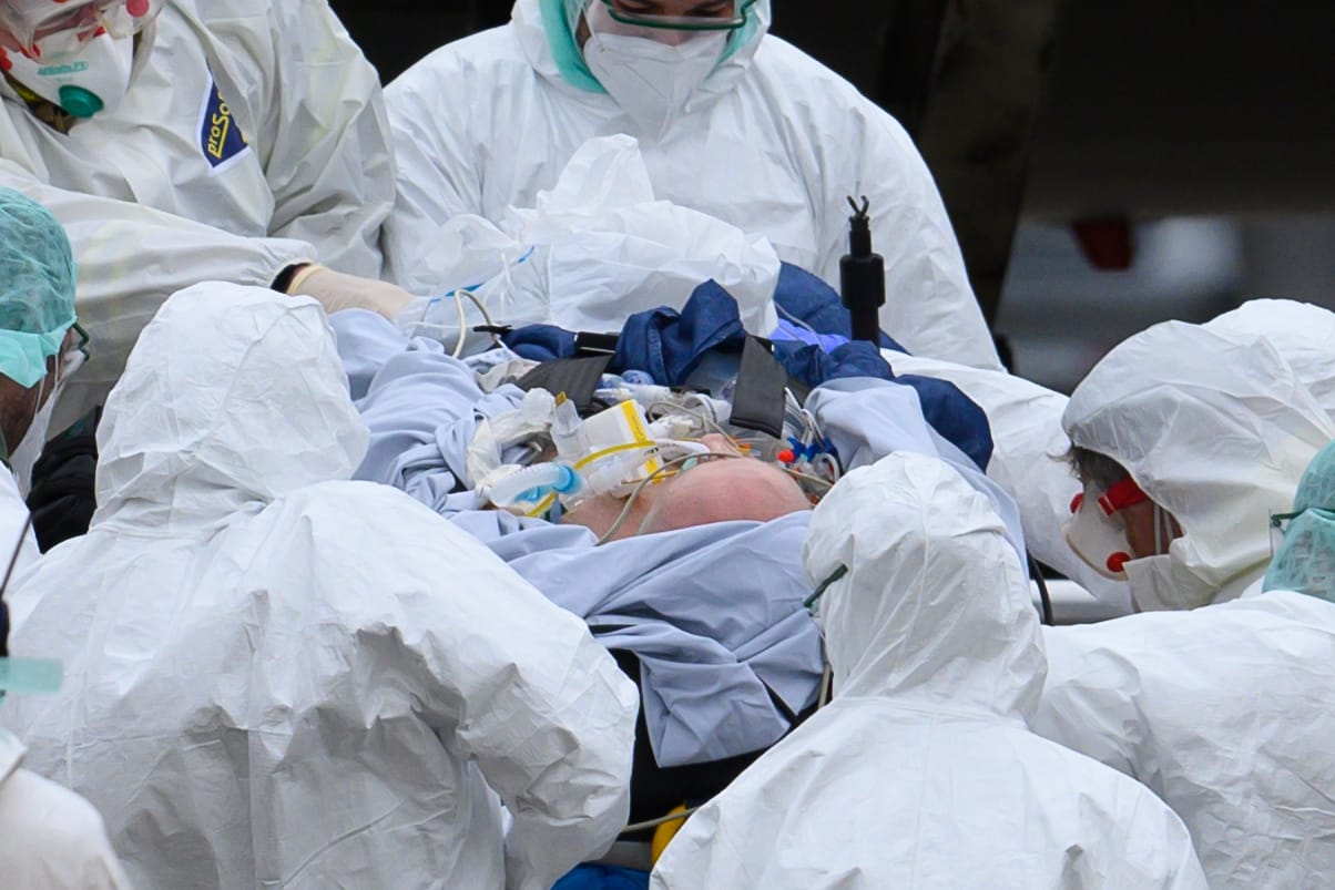 Ein Corona-Patient wird auf eine andere Intensivstation verlegt (Archivbild): Die bundesweite Inzidenz steigt weiter an.
