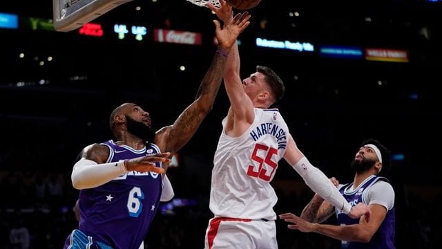 Lakers-Star LeBron James (l) hatte im Stadtduell gegen die Los Angeles Clippers mit Isaiah Hartenstein das Nachsehen. Lakers-Star LeBron James (l) hatte im Stadtduell gegen die Los Angeles Clippers mit Isaiah Hartenstein das Nachsehen.