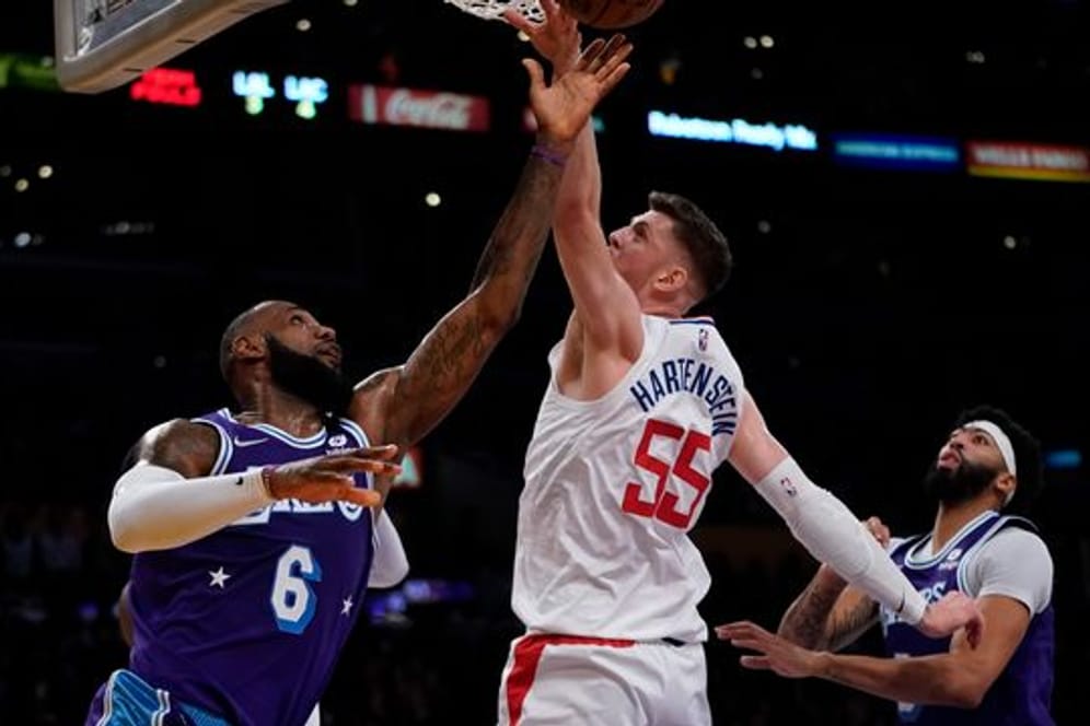 Lakers-Star LeBron James (l) hatte im Stadtduell gegen die Los Angeles Clippers mit Isaiah Hartenstein das Nachsehen.
