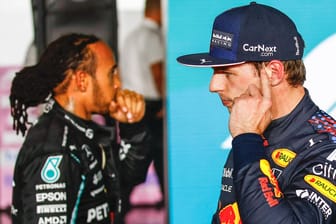 Max Verstappen (r.) und Lewis Hamilton: Die beiden Formel-1-Piloten duellieren sich um den WM-Titel.