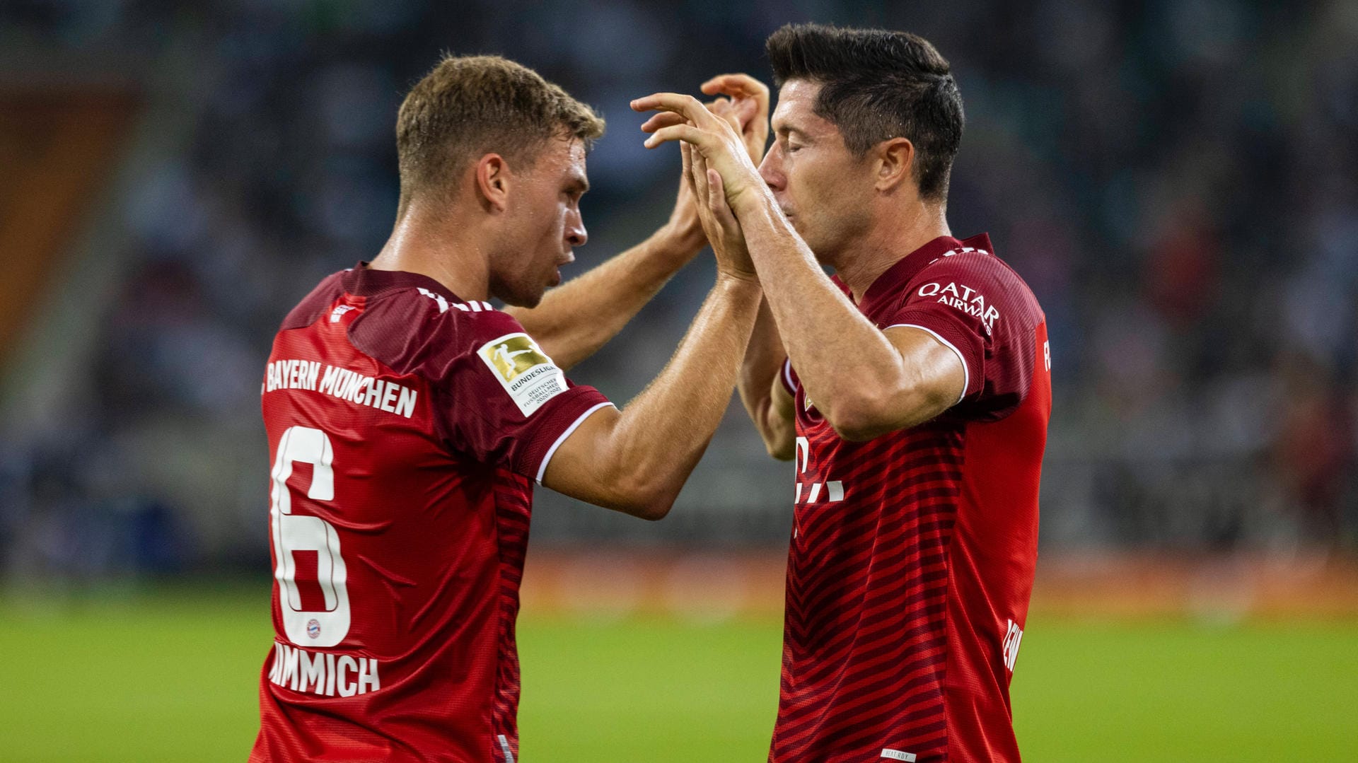 Joshua Kimmich (l.) und Robert Lewandowski: Die Bayern-Spieler bei einem Jubel auf dem Platz.