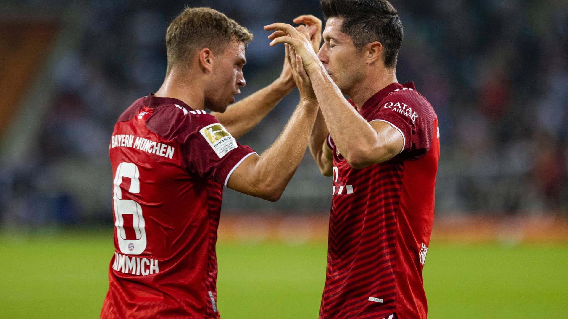 Joshua Kimmich (l.) und Robert Lewandowski: Die Bayern-Spieler bei einem Jubel auf dem Platz.